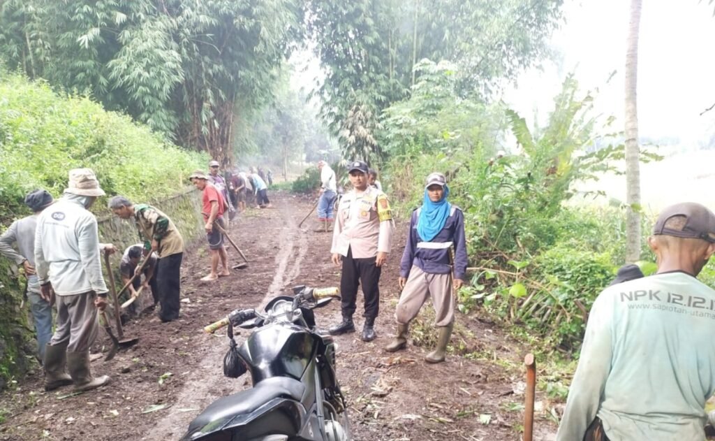 Polsek Karangpawitan Bersama Warga Laksanakan Kerja Bakti Menjelang Ramadhan