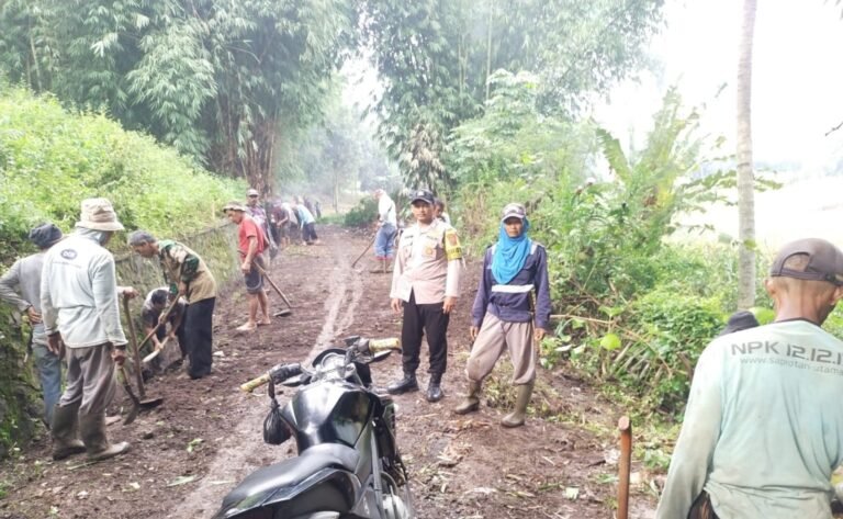 Polsek Karangpawitan Bersama Warga Laksanakan Kerja Bakti Menjelang Ramadhan