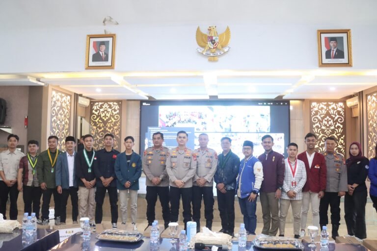Polres Garut Bagikan Baksos Bersama Elemen Mahasiswa, Aliansi BEM, OKP, dan Serikat Pekerja dalam Rangka Menyambut Bulan Suci Ramadhan 1446 H