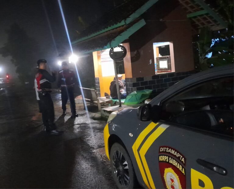 Perkuat Sinergitas, Satuan Samapta Polres Ciamis Beri Binluh ke Warga Panyingkiran Saat Ngeronda