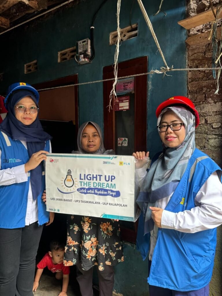 PLN UP3 Tasikmalaya Terangi Warga Prasejahtera Menjelang Bulan Ramadhan melalui Program Light Up The Dream