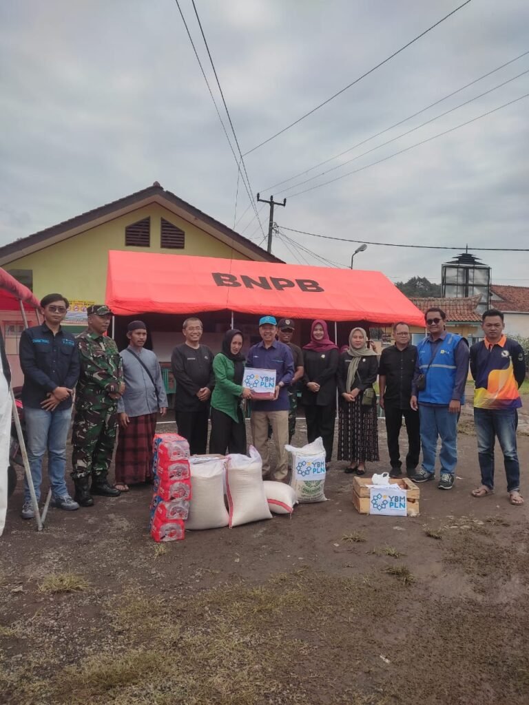 YBM PLN UP3 Tasikmalaya Berikan Bantuan Sembako Bagi Warga Terdampak Bencana di Kampung Margamulya, Cineam Kabupaten Tasikmalaya
