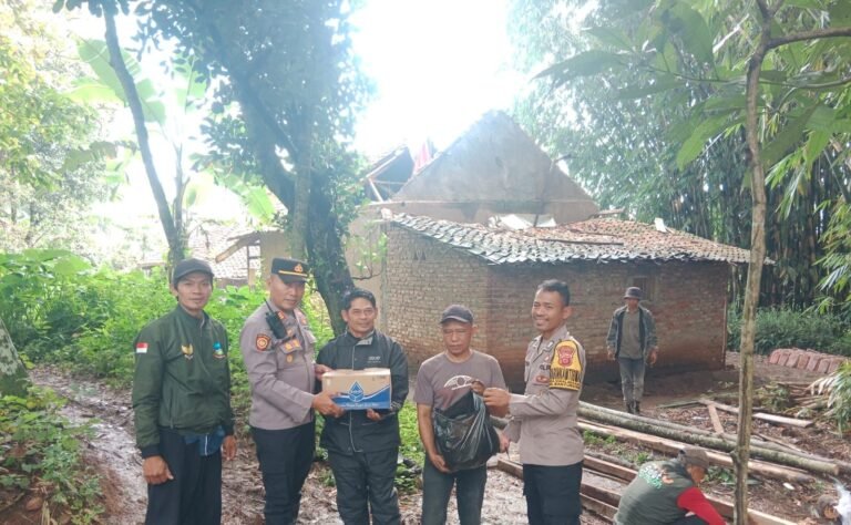 Polsek Banyuresmi Berikan Bantuan Kepada Korban Rumah Ambruk