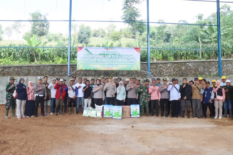 Kapolres Garut Monitoring Serahkan Bantuan Untuk Kelompok Tani