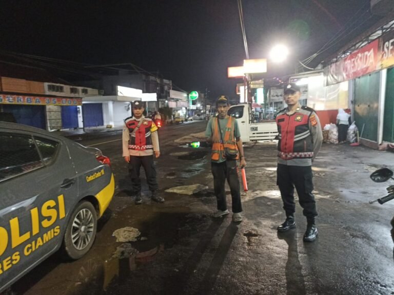 Berikan Rasa Aman, Personel Polsek Kawali Polres Ciamis Patroli Dialogis di Malam Hari