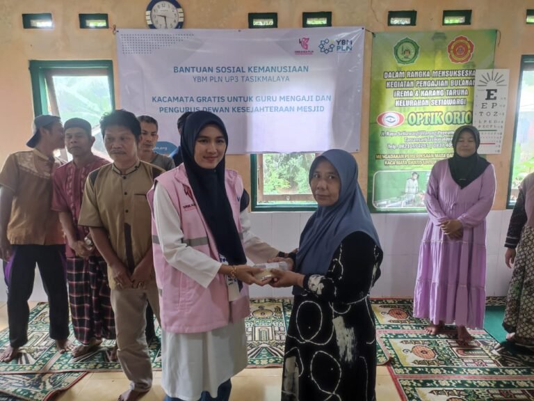 PLN UP3 Tasikmalaya Berbagi Kacamata Gratis untuk Guru Mengaji dalam Menyambut Bulan Ramadhan