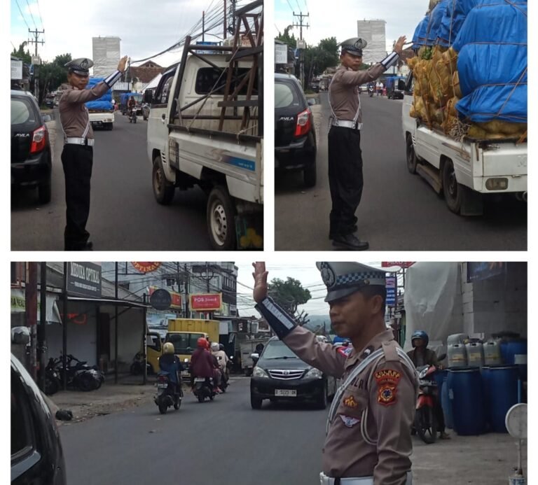 Dengan Sigap Dua Personil Polsek Samarang, Lakukan Pengaturan Lalu Lintas Sore.