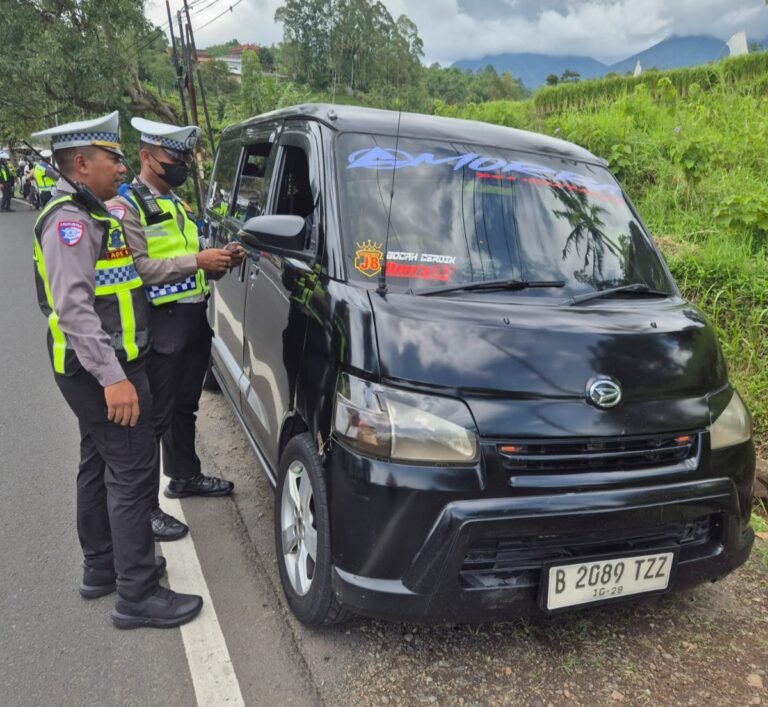 Sat Lantas Polres Garut Lakukan Penindakan Kepada Travel Gelap dalam Operasi Keselamatan Lodaya 2025