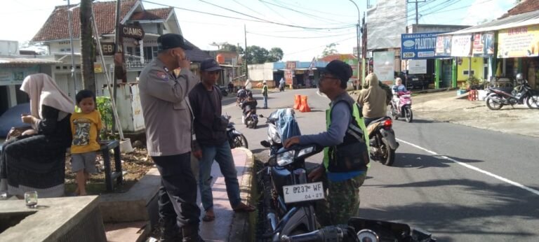 Berikan Rasa Aman, Personel Polsek Kawali Polres Ciamis Patroli Dialogis