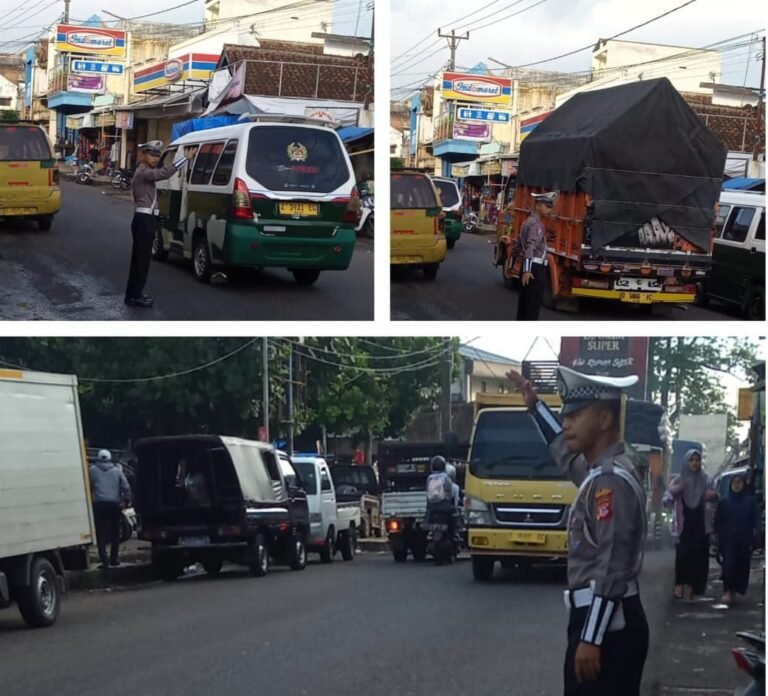 Polsek Samarang Lakukan Pengaturan Lalu Lintas Di Jam Rawan Pagi.
