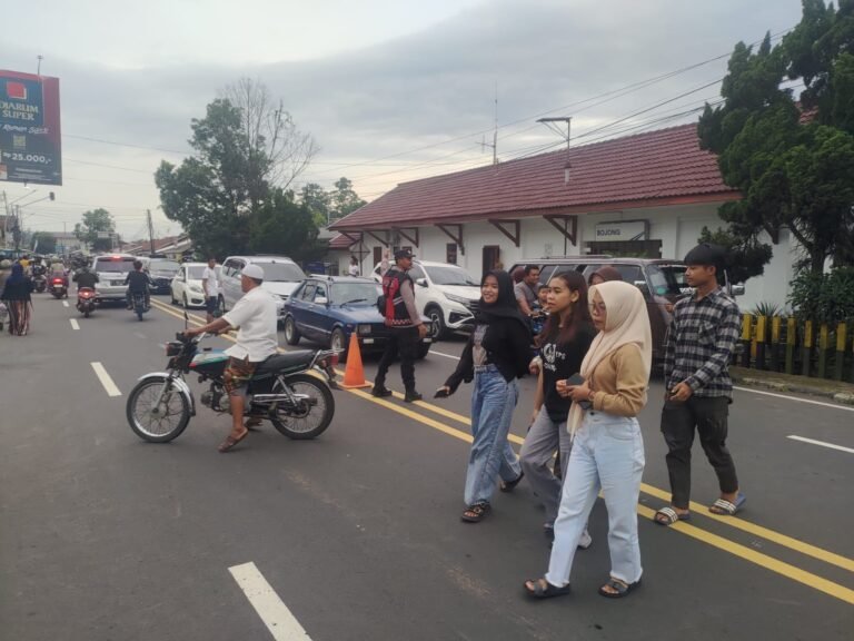 Polsek Cijeungjing Amankan Kegiatan Ngabuburit di Pasar Bojong, Jamin Keamanan Warga Jelang Buka Puasa