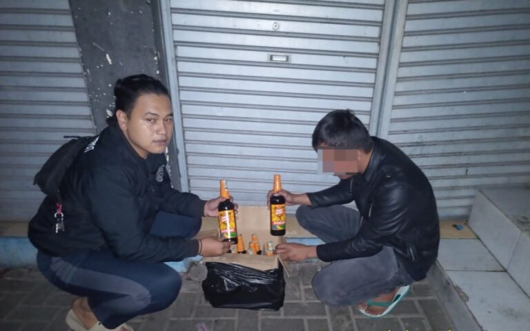 Sat Narkoba Polres Garut Amankan Puluhan Botol Miras Demi Ciptakan Situasi Kondusif di Bulan Ramadhan