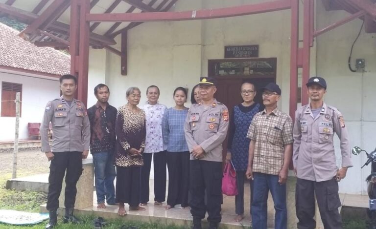 Polsek Cisaga Laksanakan Pengamanan Kebaktian Umat Nasrani di Gereja Kristen Pasundan Cinyeunang