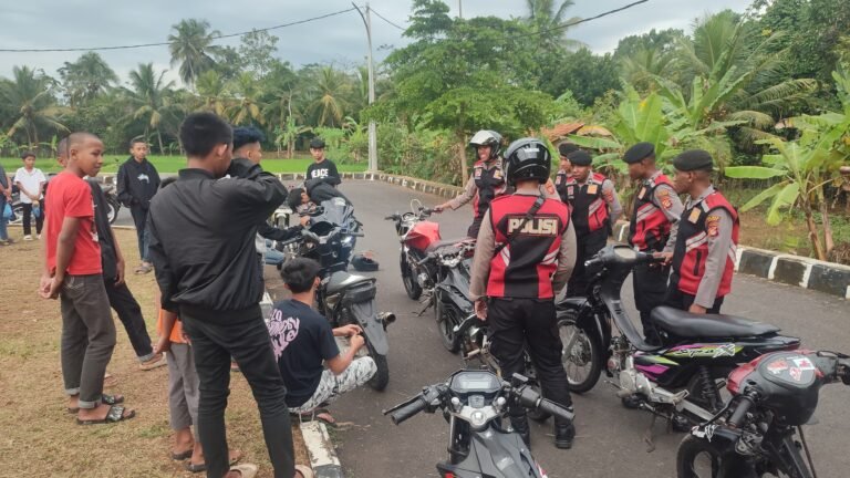 Sat Samapta Polres Ciamis Patroli Dialogis Beri Keamanan Warga Saat Ngabuburit
