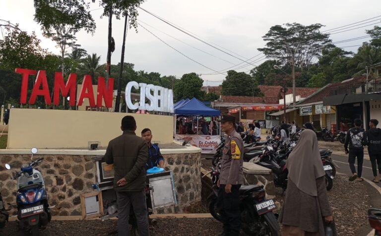 Polsek Sukadana Polres Ciamis Patroli Dialogis Beri Keamanan Warga Saat Ngabuburit