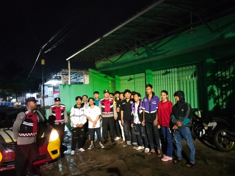 Berikan Rasa Aman, Personel Polsek Kawali Polres Ciamis Patroli Dialogis di Malam Hari