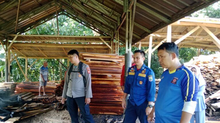 Polsek Pamarican Polres Ciamis Datangi TKP Kebakaran Pengrajin Kayu di Desa Neglasari