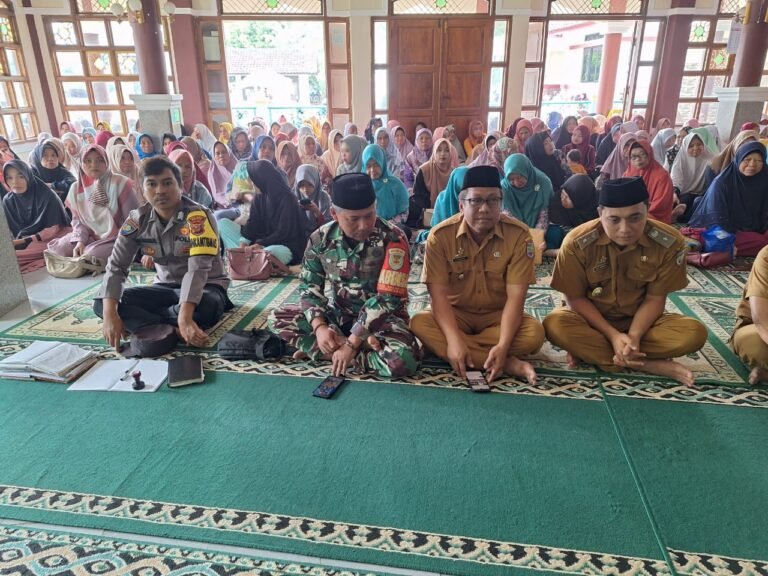 Anggota Polsek Sukadana Hadiri Safari Ramadhan 1446 H di Masjid Al Mujahidin Salakaria