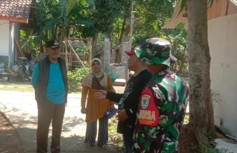 Kanit Binmas Polsek Lakbok dan Bhabinsa Sambangi Warga untuk Jaga Keamanan Desa