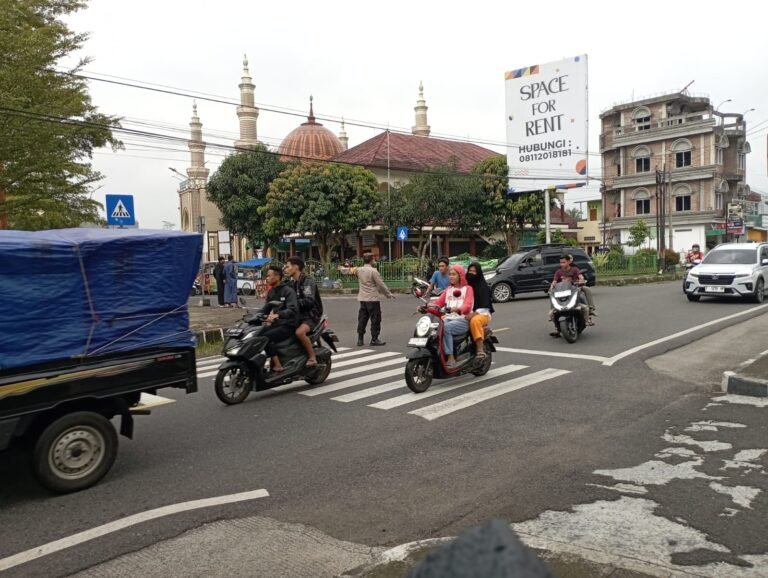 Berikan Rasa Nyaman, Polsek Kawali Polres Ciamis Patroli Jalan Kaki Saat Ngabuburit di Taman Surawisesa