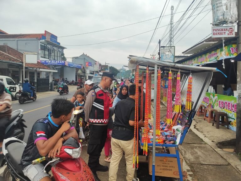 Cipkon, Polsek Cipaku Polres Ciamis Patroli Jalan Kaki Saat Waktu Ngabuburit di Pasar Buniseuri