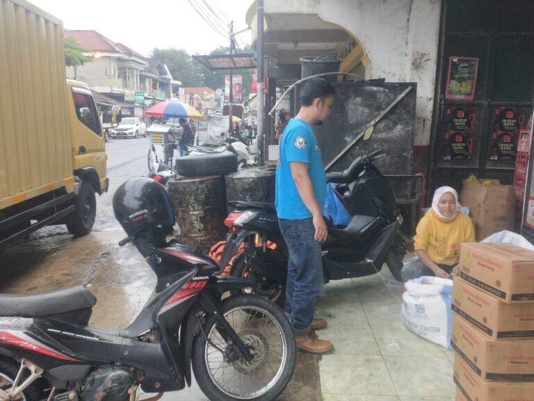 Jaga Stabilisasi Harga Selama Ramadan, Polsek Rajadesa Polres Ciamis Pantau Bahan Pokok di Pasaran