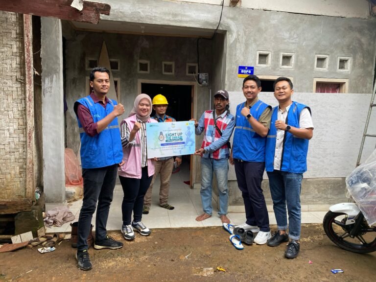 PLN Berikan Bantuan Penyambungan Listrik untuk Masyarakat Kurang Mampu