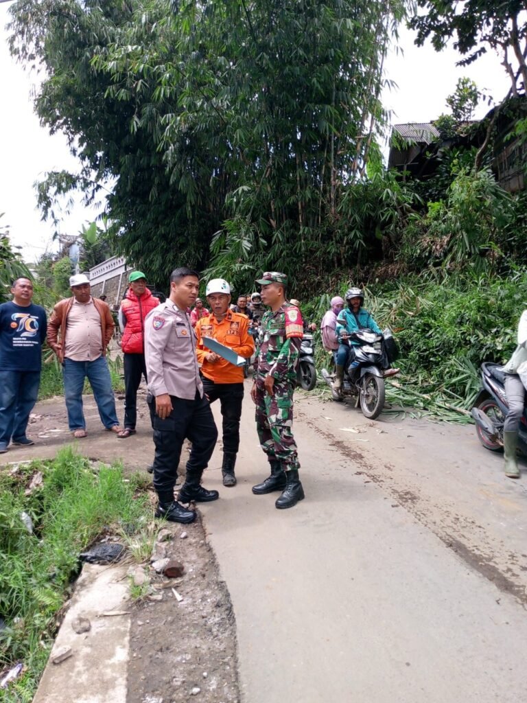 Bhabinkamtibmas Polsek Bayongbong Bersama Warga Lakukan Pembersihan Material Longsor di Jalan Cigedug-Cikajang