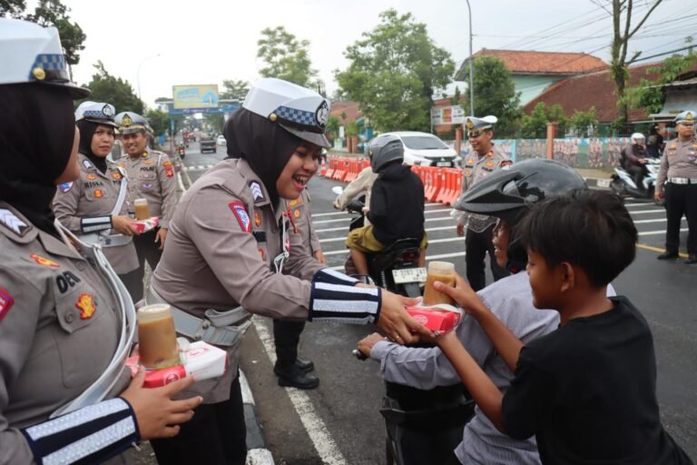 Polres Ciamis Bagikan Takjil Ramadhan 1446 H kepada Masyarakat di Depan Mako Polres