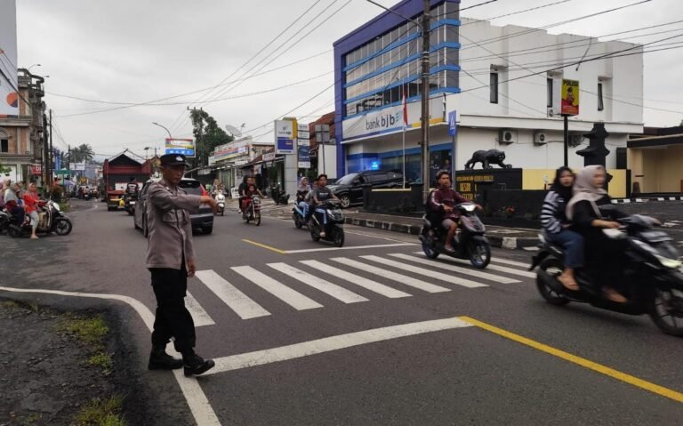 Kapolsek Kawali Polres Ciamis Turun Langsung Beri Pengamanan Warga Saat Ngabuburit di Taman Surawisesa