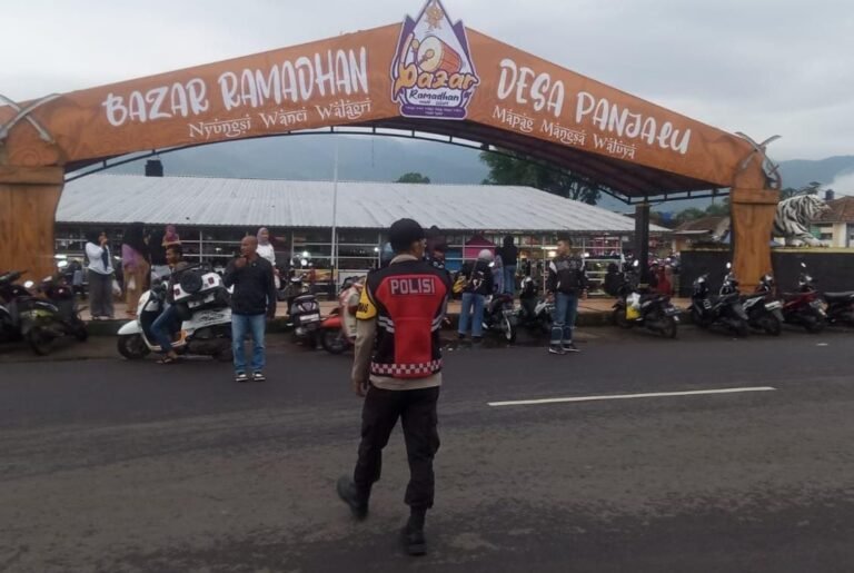Berikan Rasa Nyaman, Polsek Panjalu Polres Ciamis Patroli Jalan Kaki Saat Ngabuburit di Taman Borosngora