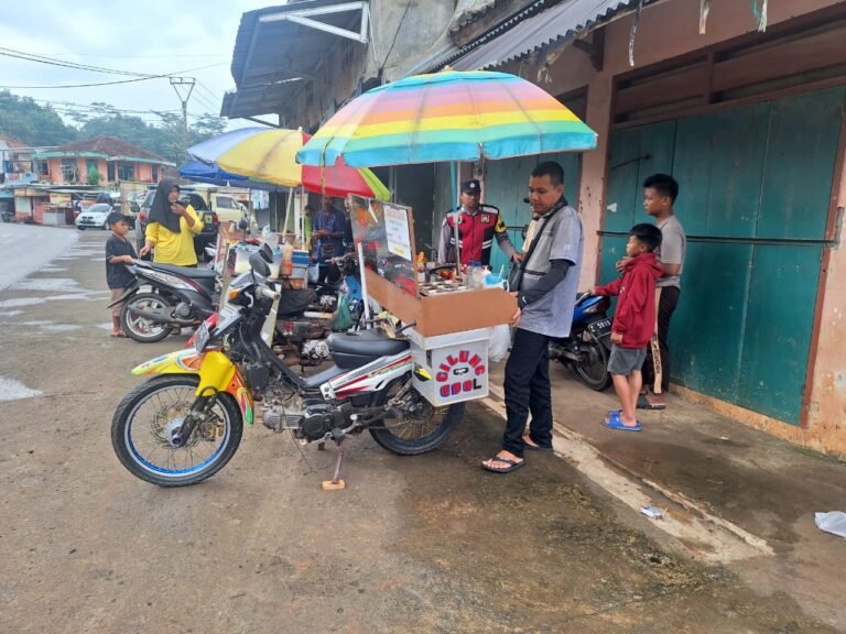 Polsek Sukadana Polres Ciamis Patroli Dialogis Beri Keamanan Warga Saat Ngabuburit