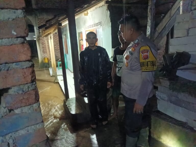 Polsek Samarang AKP Hilman Nugraha.,S.H. Bersama Personil, Cek Lokasi Banjir Di Desa Sirnasari.