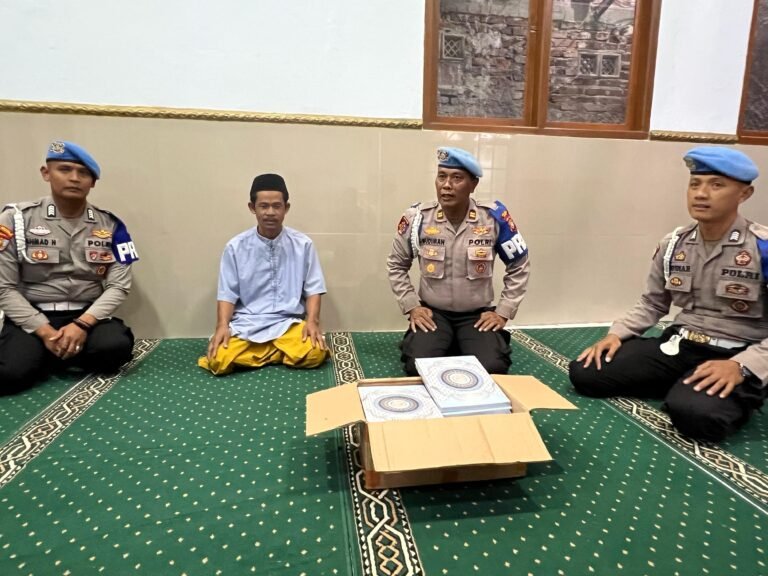 Si Propam Polres Garut Bagikan Al-Qur’an ke Masjid Jami At-Taqwa