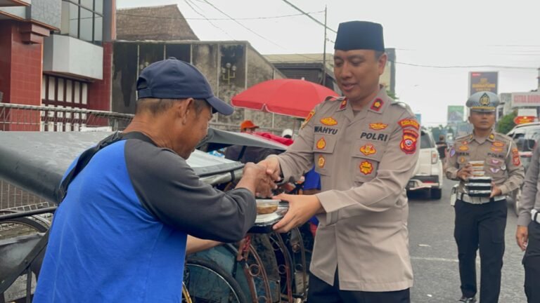 Polres Tasikmalaya Kota Berbagi Takjil, Wujud Kepedulian di Bulan Ramadan