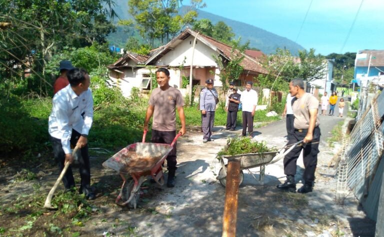 Polsek Leles Gelar Kerja Bakti Antisipasi Bencana Hidrometeorologi di Desa Haruman