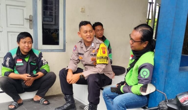 Humanis, Polsek Ciamis Polres Ciamis Datangi Pengemudi Ojol di Ciamis Beri Imbauan Kamtibmas