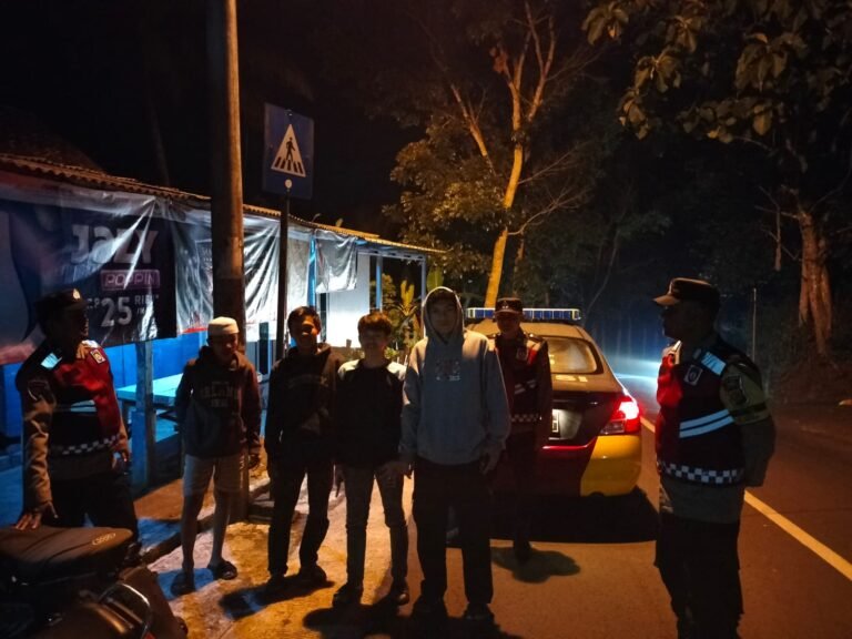 Berikan Rasa Aman, Personel Polsek Kawali Polres Ciamis Patroli Dialogis di Malam Hari