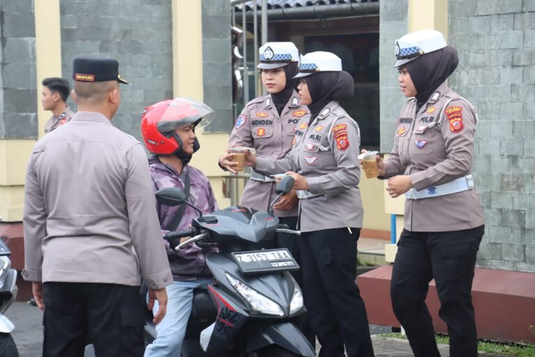 Anggota Satlantas Polres Ciamis Bagikan Takjil Gratis kepada Masyarakat di Depan Polres Ciamis