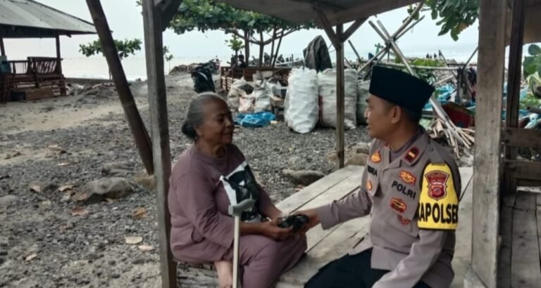 Menjelang Buka Puasa Polsek Caringin Lakukan Patroli dan Bagi Takjil