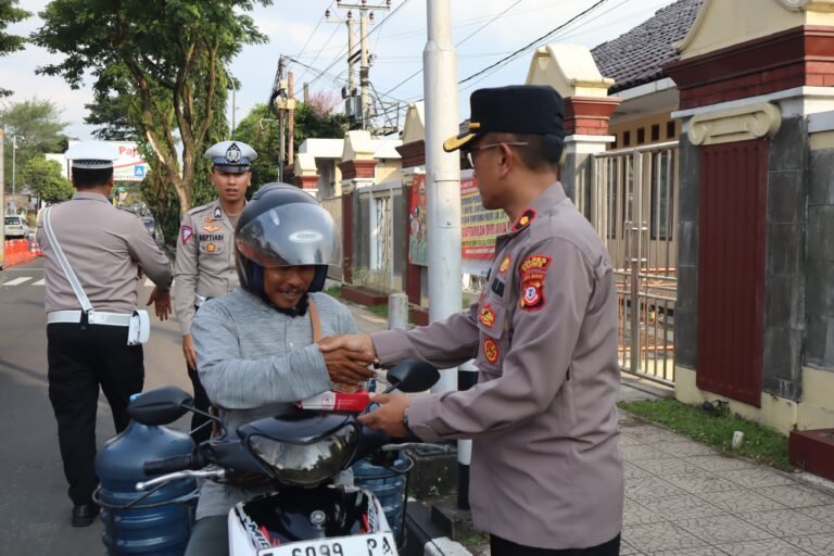 Anggota Sat Lantas Polres Ciamis Bagikan Takjil Gratis untuk Pengguna Jalan