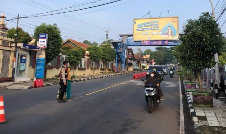 Sat Samapta Polres Ciamis Gelar Strong Point Pagi, Pastikan Kelancaran Lalu Lintas dan Keamanan Pengguna Jalan
