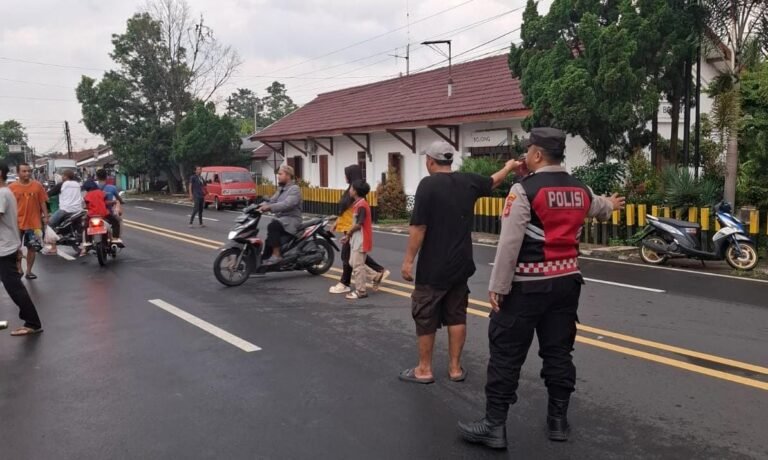 Cipkon Ramadan, Polsek Cijeungjing Polres Ciamis Patroli Jalan Kaki Saat Ngabuburit di Pasar Bojong
