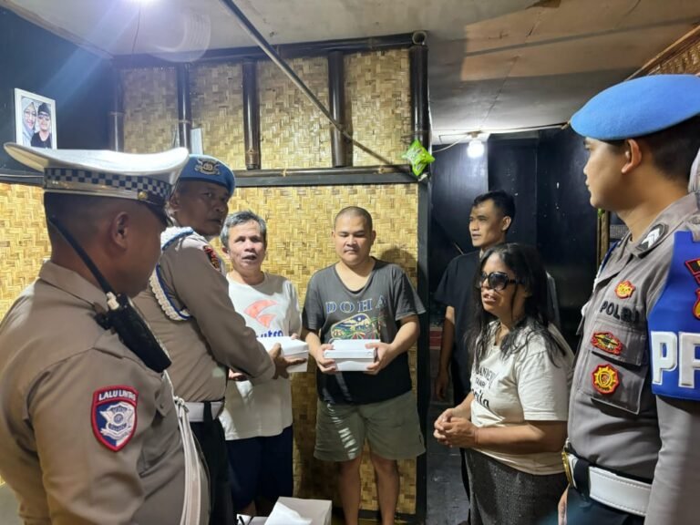 Propam Polres Garut Bagikan Takjil Menjelang Buka Puasa