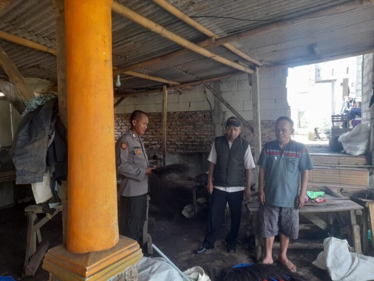 Cooling System, Polsek Rajadesa Polres Ciamis Koorkom Bersama Pengrajin di Desa Purwaraja