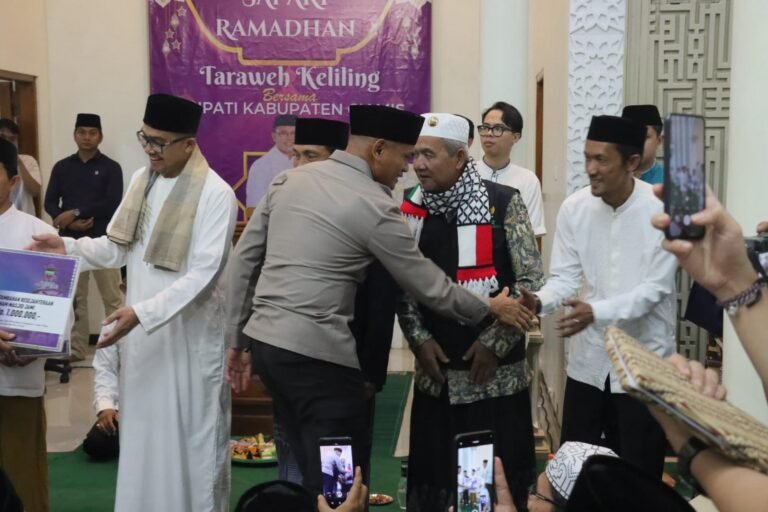 Kapolres Ciamis Hadiri Tarawih Keliling Tingkat Kabupaten Ciamis, Perkuat Silaturahmi dengan Masyarakat