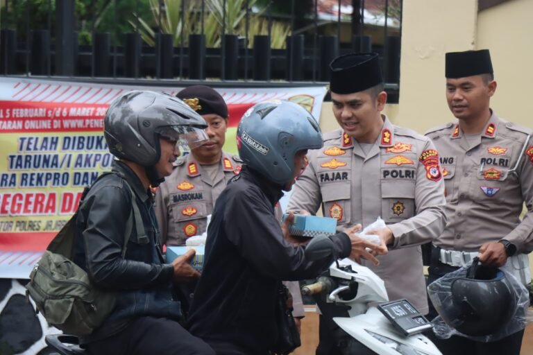 Kapolres Garut Bagikan Takjil dan Helm Gratis kepada Warga sebagai Wujud Kepedulian di Bulan Ramadhan