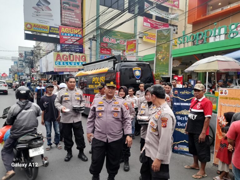 Polres Tasikmalaya Kota Berbagi, Bagikan Takjil kepada Pengguna Jalan HZ Mustofa