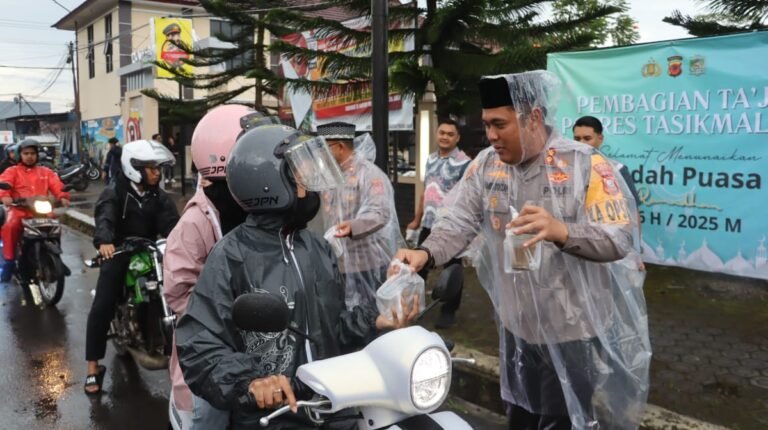 Polres Tasikmalaya Berbagai Kebahagiaan, Bagikan 350 Takjil Kepada Pengendara dan Masyarakat