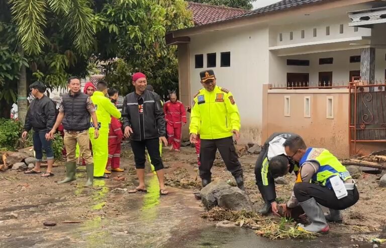 POLISI LAKUKAN PEMBERSIHAN PASCA BANJIR DI 13 KECAMATAN TERDAMPAK